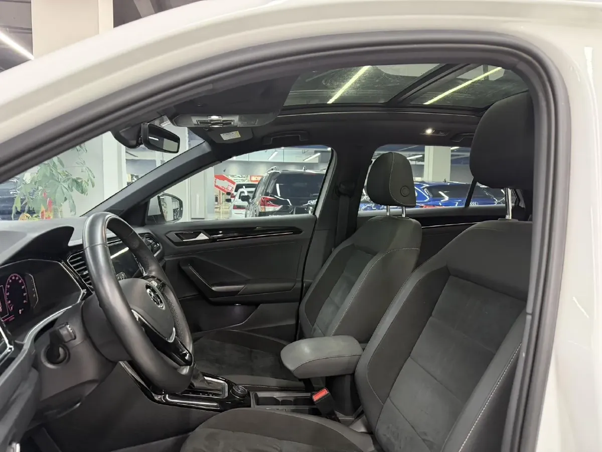 2021 Volkswagen T-Roc 1.4T 150HP L4 7DCT,autocango,china used car exporter,china ev exporter,chinese used car exporter,chinese used ev exporter