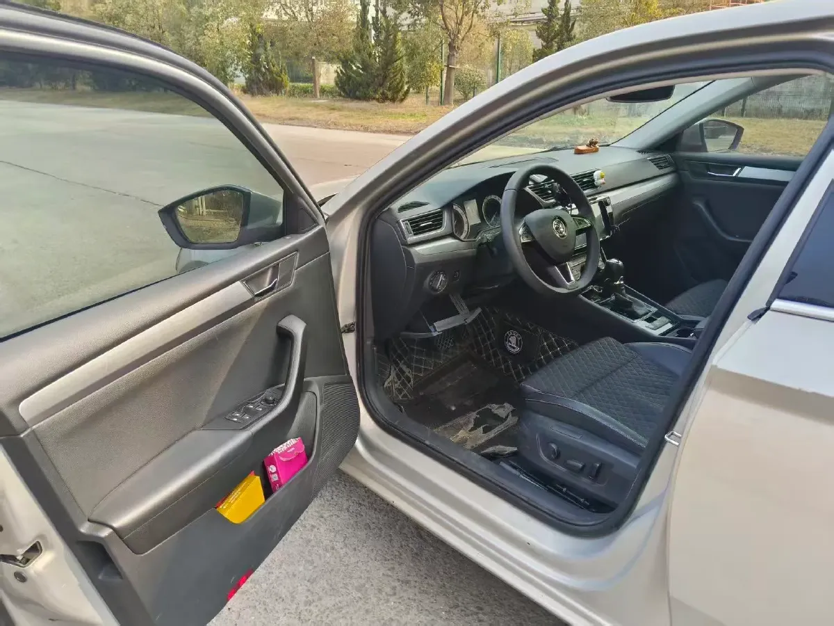 2018 Skoda Superb 1.8T 180HP L4 7DCT,autocango,china used car exporter,china ev exporter,chinese used car exporter,chinese used ev exporter