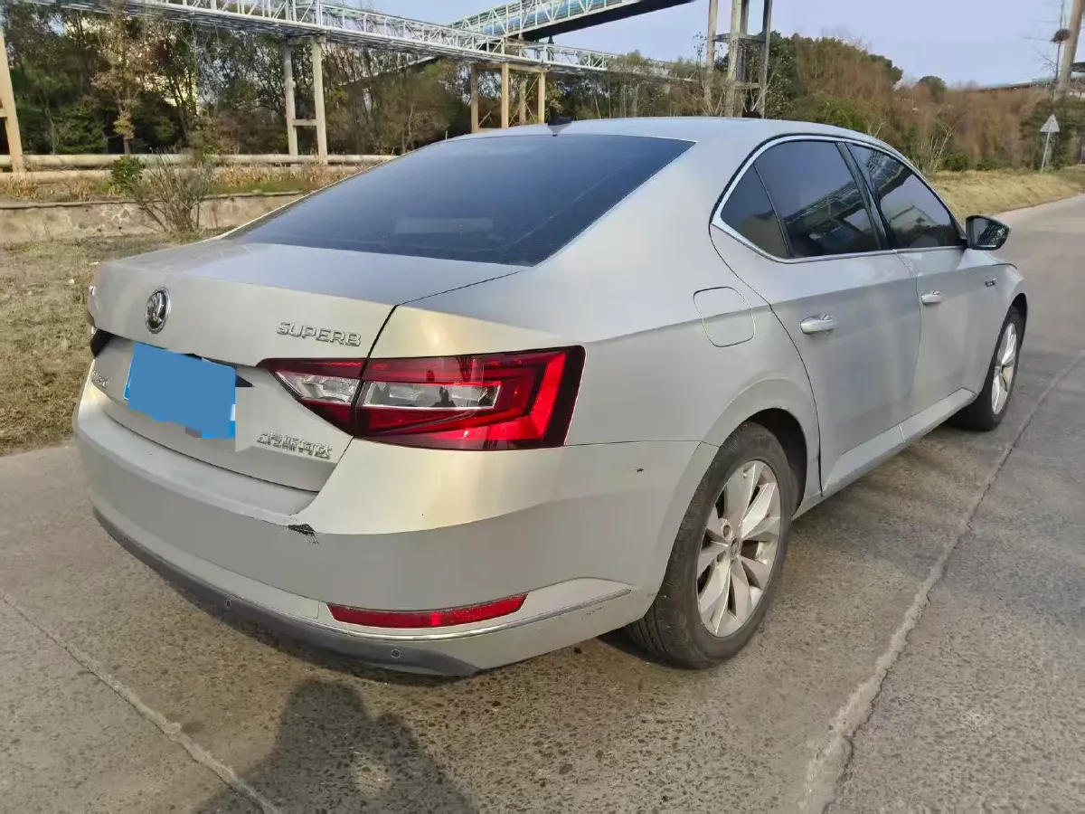 2018 Skoda Superb 1.8T 180HP L4 7DCT,autocango,china used car exporter,china ev exporter,chinese used car exporter,chinese used ev exporter