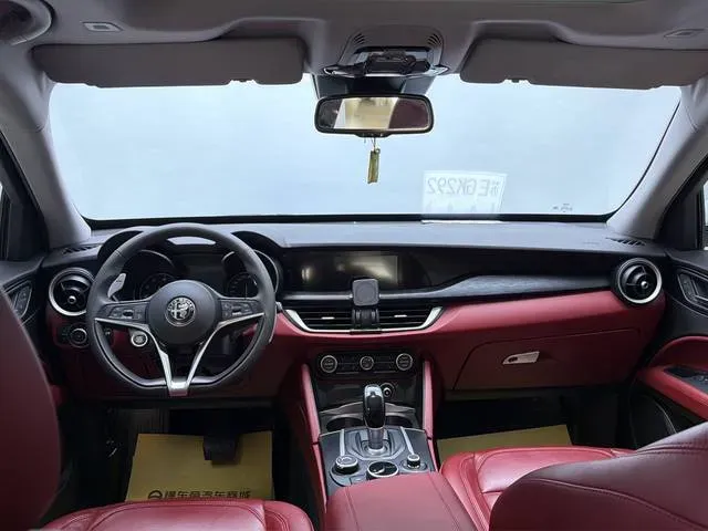 2017 Alfa Romeo Stelvio 2.0T 280HP L4 8AT,autocango,china used car exporter,china ev exporter,chinese used car exporter,chinese used ev exporter