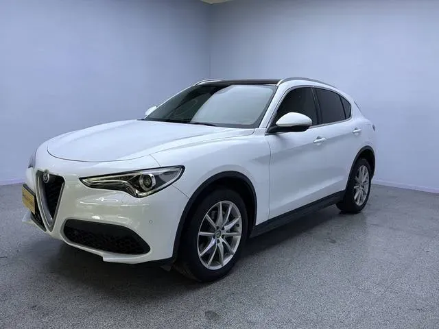 2017 Alfa Romeo Stelvio 2.0T 280HP L4 8AT,autocango,china used car exporter,china ev exporter,chinese used car exporter,chinese used ev exporter