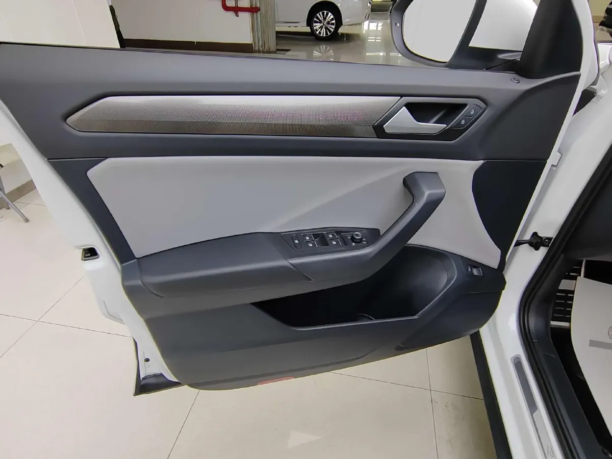 2023 Volkswagen T-Roc 1.5T 160HP L4 7DCT,autocango,china used car exporter,china ev exporter,chinese used car exporter,chinese used ev exporter