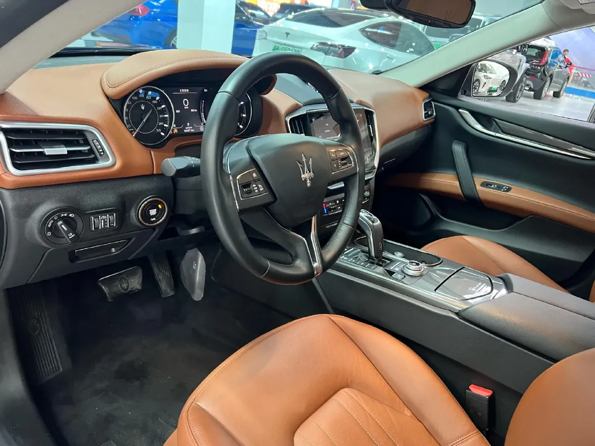 2021 Maserati Ghibli 2.0T 330HP L4 8AT,autocango,china used car exporter,china ev exporter,chinese used car exporter,chinese used ev exporter