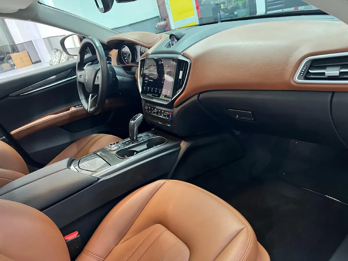 2021 Maserati Ghibli 2.0T 330HP L4 8AT,autocango,china used car exporter,china ev exporter,chinese used car exporter,chinese used ev exporter