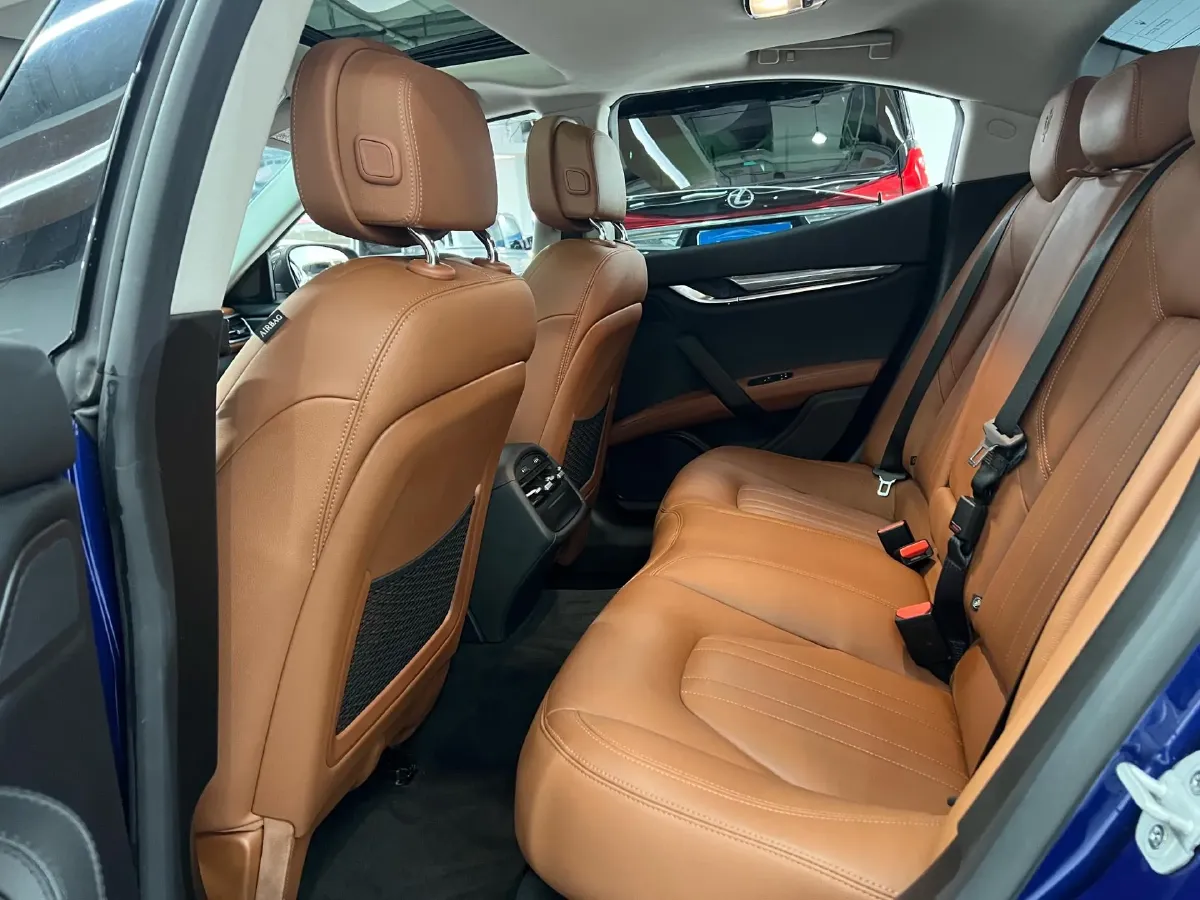 2021 Maserati Ghibli 2.0T 330HP L4 8AT,autocango,china used car exporter,china ev exporter,chinese used car exporter,chinese used ev exporter