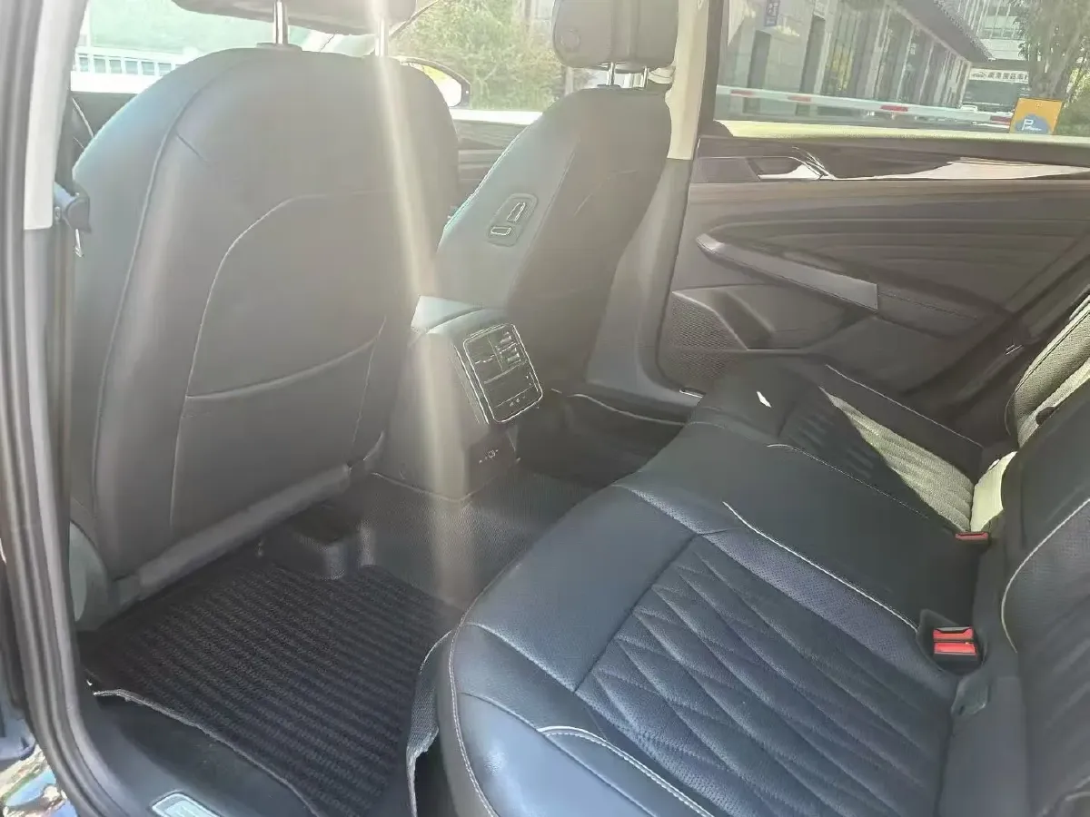 2021 Volkswagen Passat 2.0T 220HP L4 7DCT,autocango,china used car exporter,china ev exporter,chinese used car exporter,chinese used ev exporter