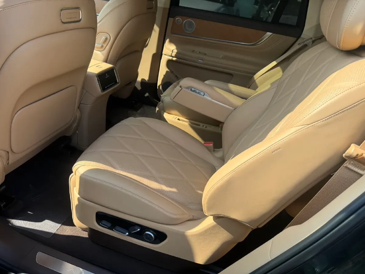 2025 AITO AITO M9 REEV 160HP REEV 52KWH,autocango,china used car exporter,china ev exporter,chinese used car exporter,chinese used ev exporter