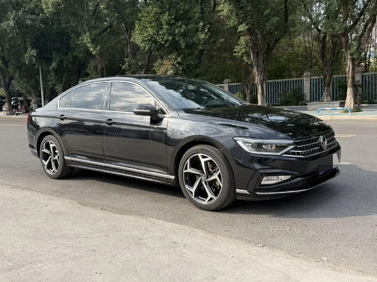 2025 Volkswagen Magotan 2.0T 186HP L4 7DCT,autocango,china used car exporter,china ev exporter,chinese used car exporter,chinese used ev exporter