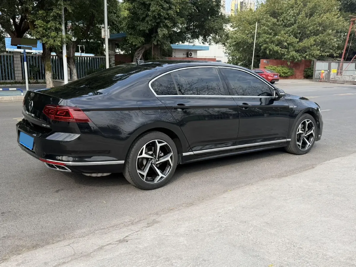 2025 Volkswagen Magotan 2.0T 186HP L4 7DCT,autocango,china used car exporter,china ev exporter,chinese used car exporter,chinese used ev exporter