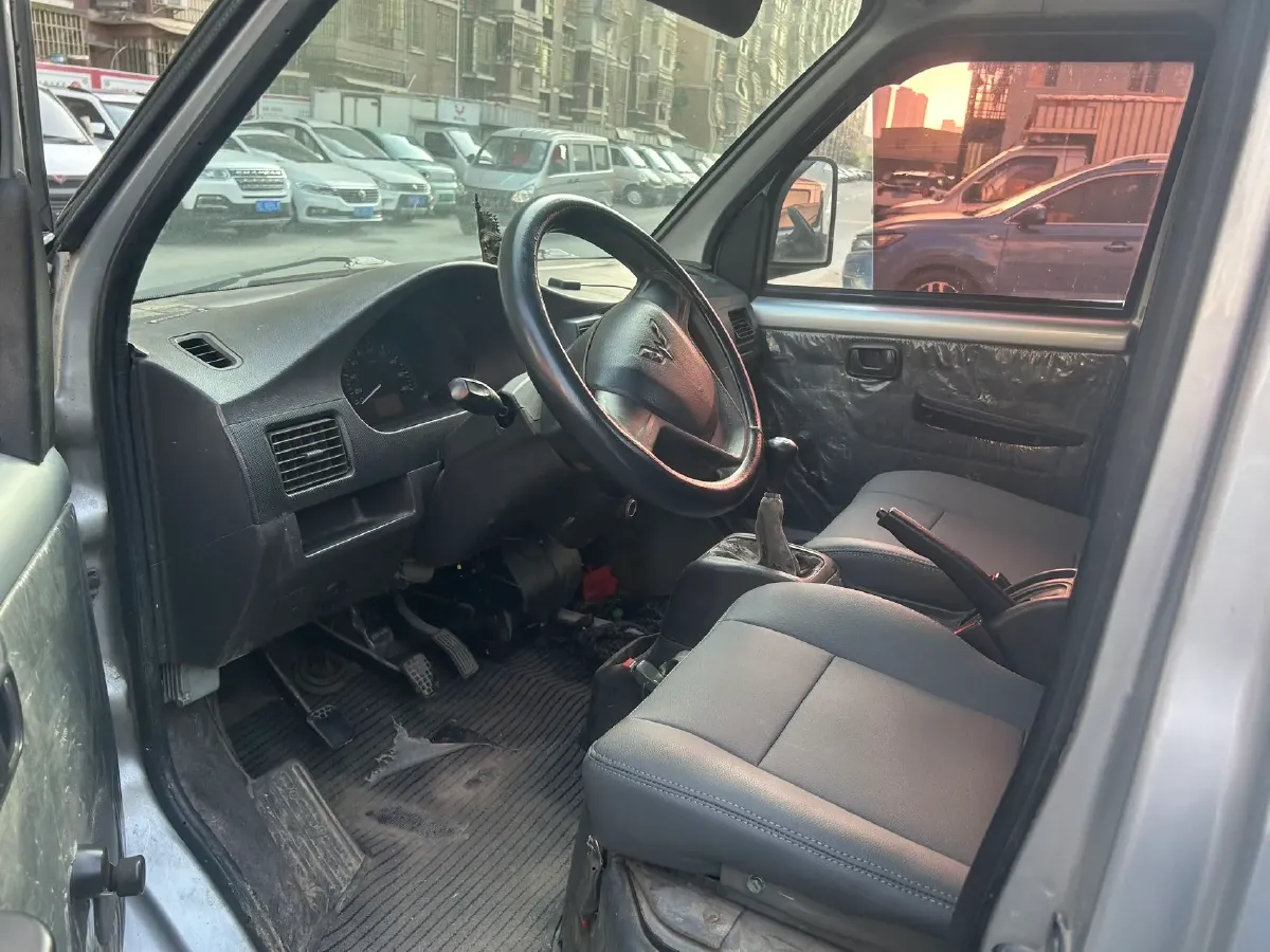 2015 WuLing RongGuang V 1.5L 112HP L4 5MT,autocango,china used car exporter,china ev exporter,chinese used car exporter,chinese used ev exporter