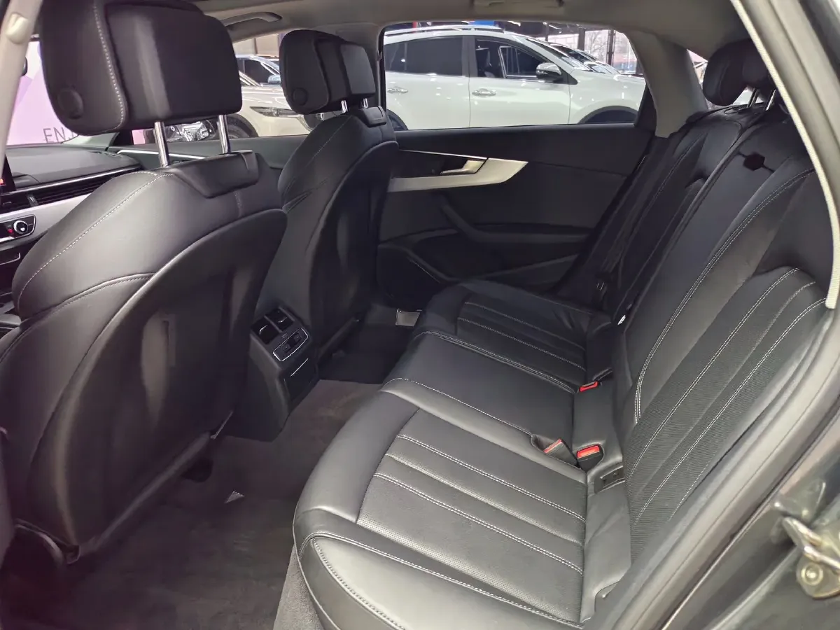 2022 Audi A4L 2.0T 190HP L4 7DCT,autocango,china used car exporter,china ev exporter,chinese used car exporter,chinese used ev exporter