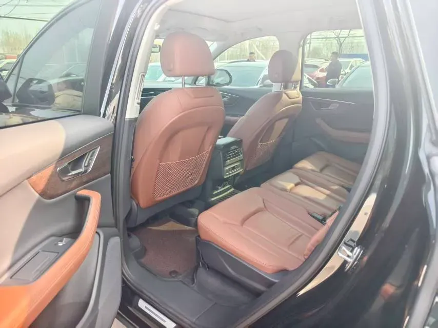 2025 Audi Q7 2.0T 265HP L4 8AT,autocango,china used car exporter,china ev exporter,chinese used car exporter,chinese used ev exporter