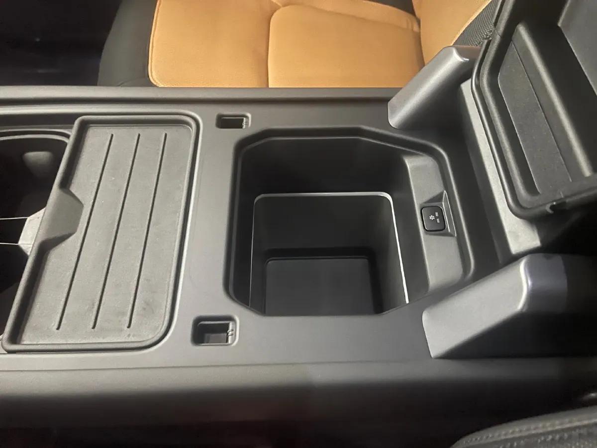 2024 Land Rover Defender 3.0T 400HP L6 8AT,autocango,china used car exporter,china ev exporter,chinese used car exporter,chinese used ev exporter