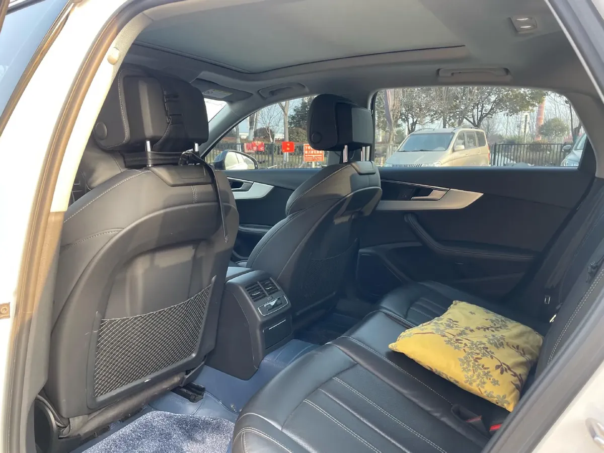 2023 Audi A4L 2.0T 190HP L4 7DCT,autocango,china used car exporter,china ev exporter,chinese used car exporter,chinese used ev exporter