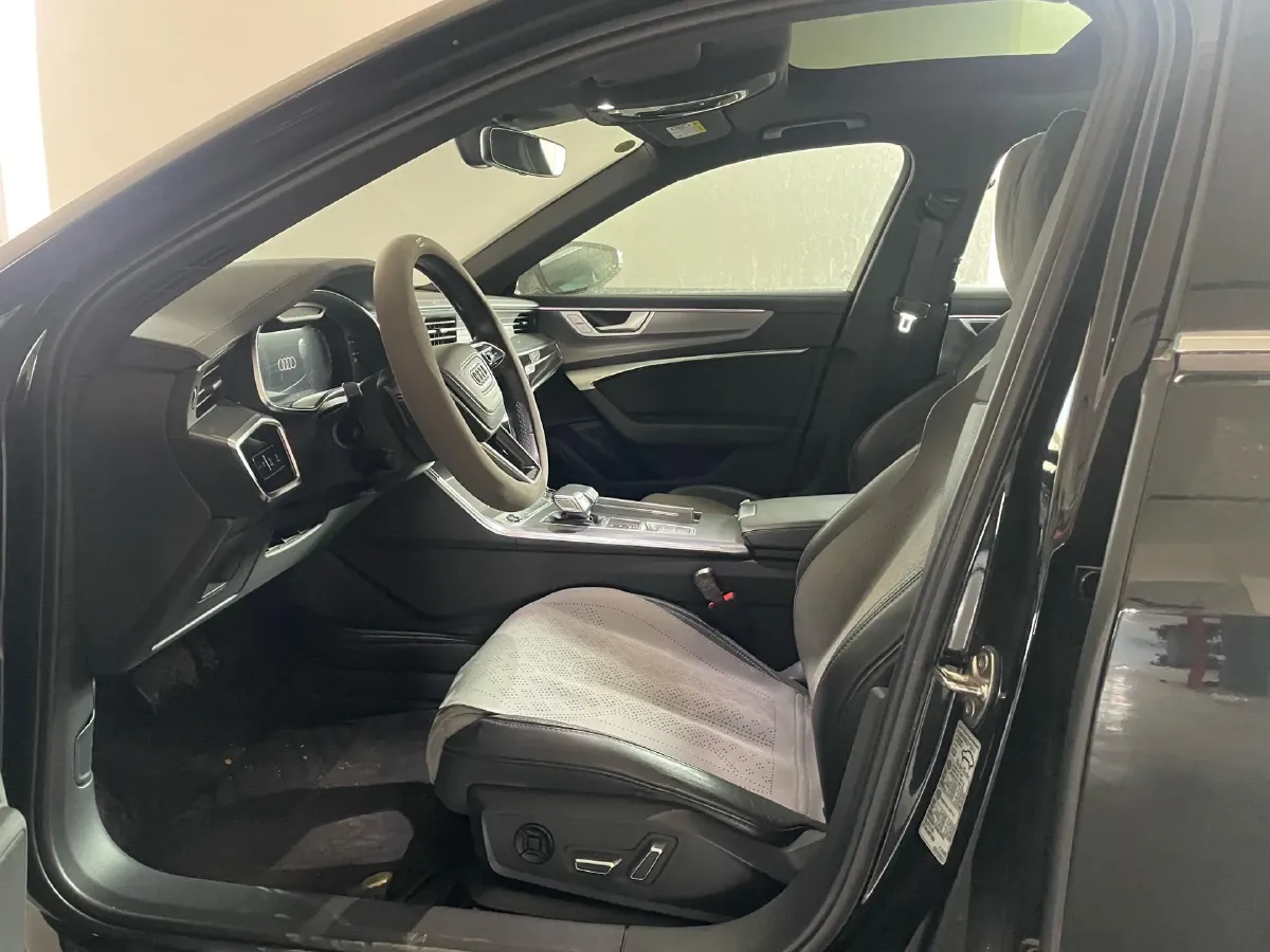 2023 Audi A6L 2.0T 245HP L4 7DCT,autocango,china used car exporter,china ev exporter,chinese used car exporter,chinese used ev exporter