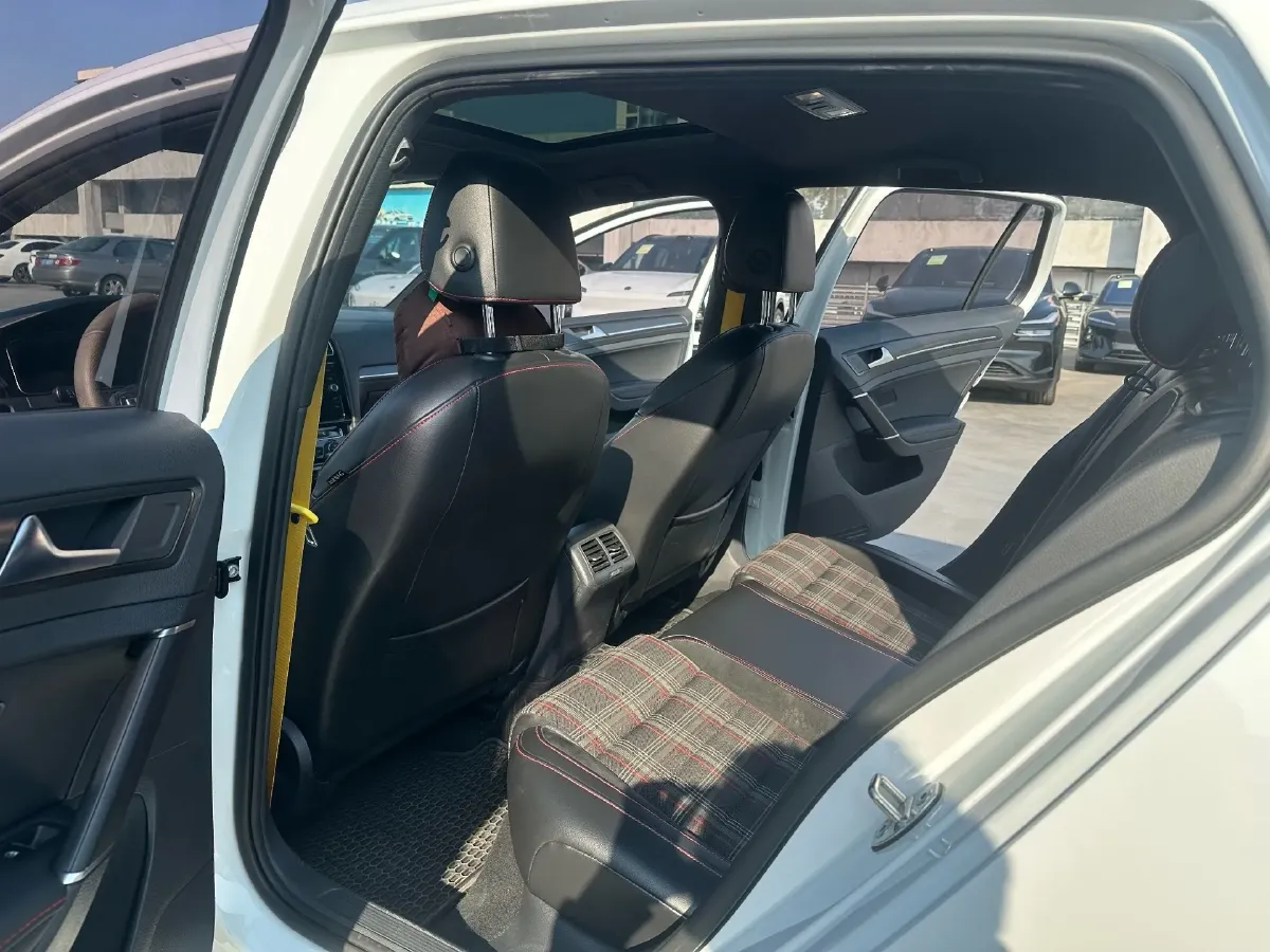 2018 Volkswagen GolfGTI 2.0T 220HP L4 7DCT,autocango,china used car exporter,china ev exporter,chinese used car exporter,chinese used ev exporter