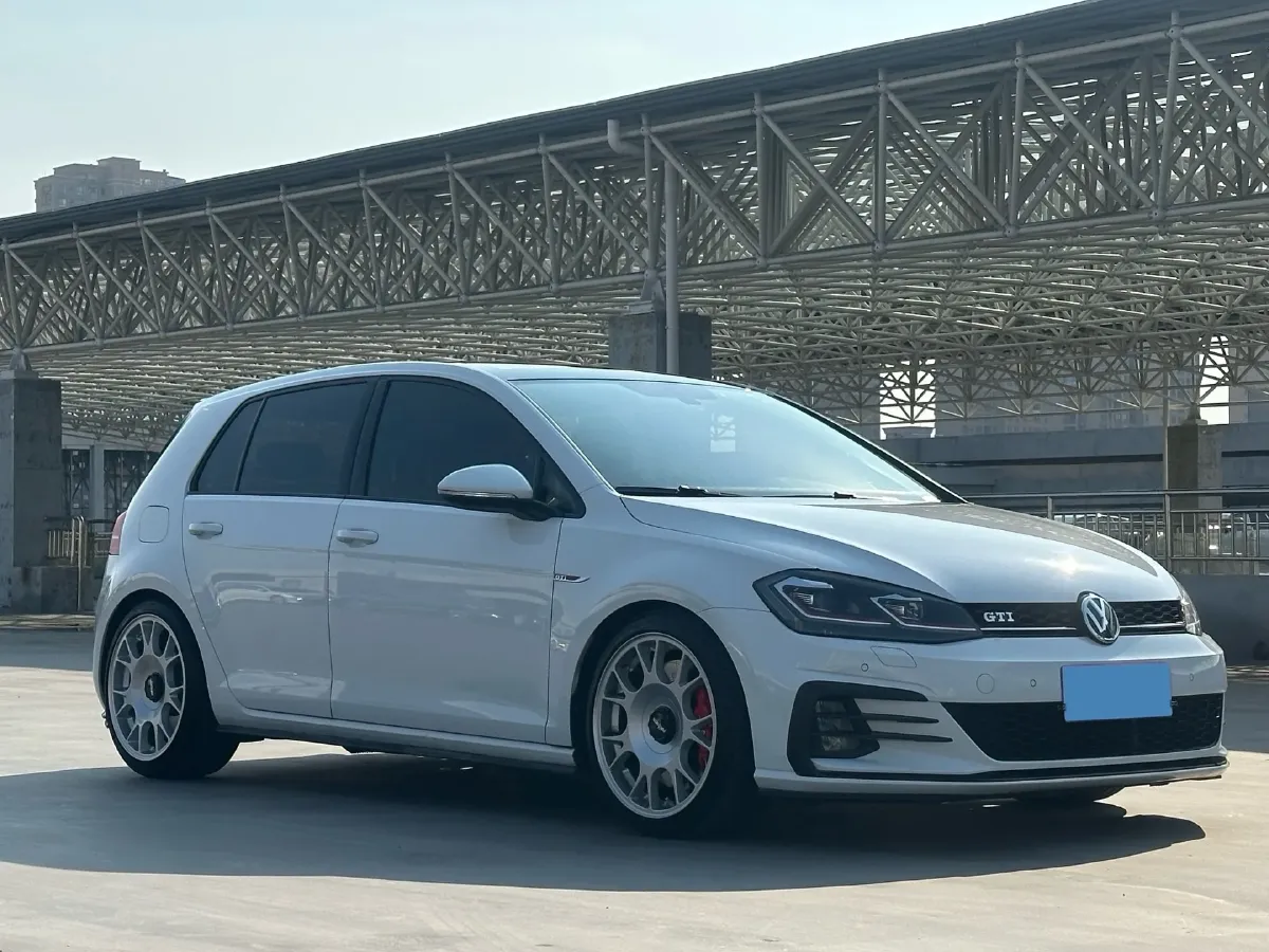 2018 Volkswagen GolfGTI 2.0T 220HP L4 7DCT,autocango,china used car exporter,china ev exporter,chinese used car exporter,chinese used ev exporter