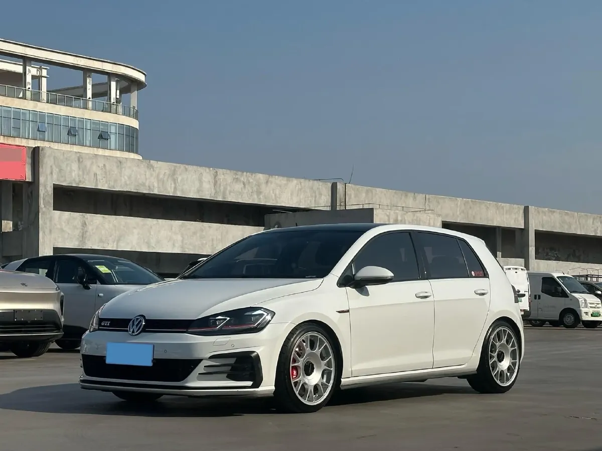 2018 Volkswagen GolfGTI 2.0T 220HP L4 7DCT,autocango,china used car exporter,china ev exporter,chinese used car exporter,chinese used ev exporter