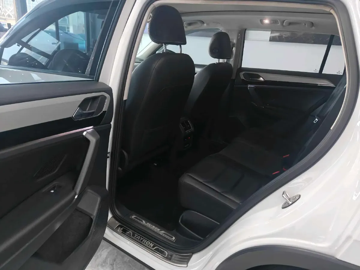 2019 Jeep Cherokee 2.0T 234HP L4 9AT,autocango,china used car exporter,china ev exporter,chinese used car exporter,chinese used ev exporter