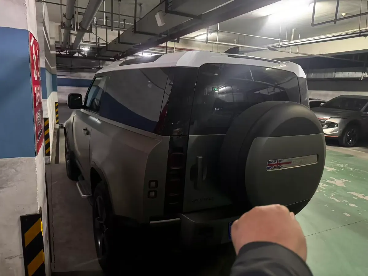 2023 Land Rover Defender 2.0T 300HP L4 8AT,autocango,china used car exporter,china ev exporter,chinese used car exporter,chinese used ev exporter