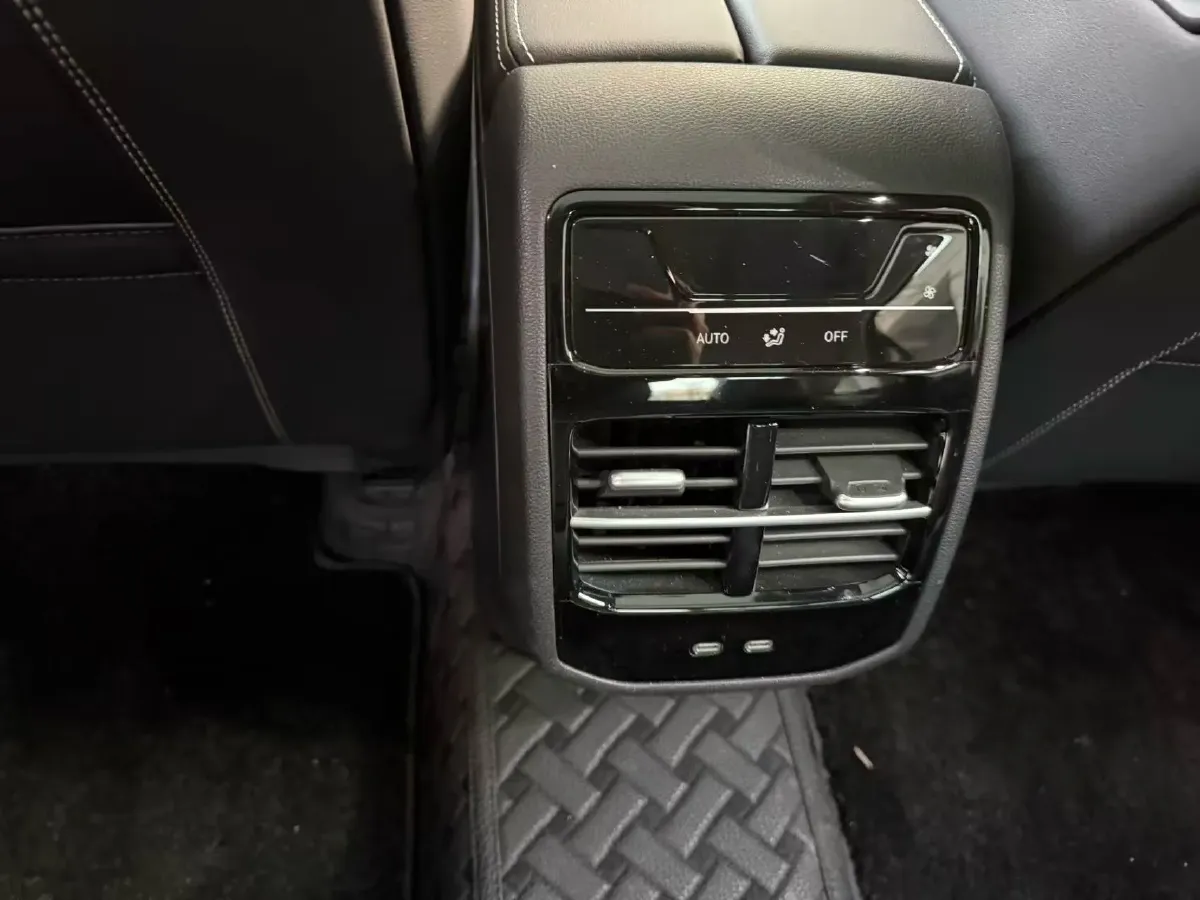 2024 Volkswagen Magotan 2.0T 220HP L4 7DCT,autocango,china used car exporter,china ev exporter,chinese used car exporter,chinese used ev exporter