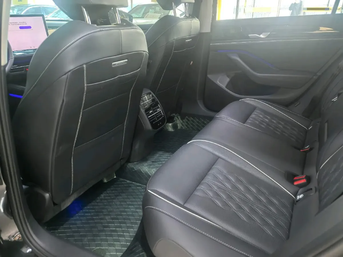 2024 Volkswagen Magotan 2.0T 220HP L4 7DCT,autocango,china used car exporter,china ev exporter,chinese used car exporter,chinese used ev exporter