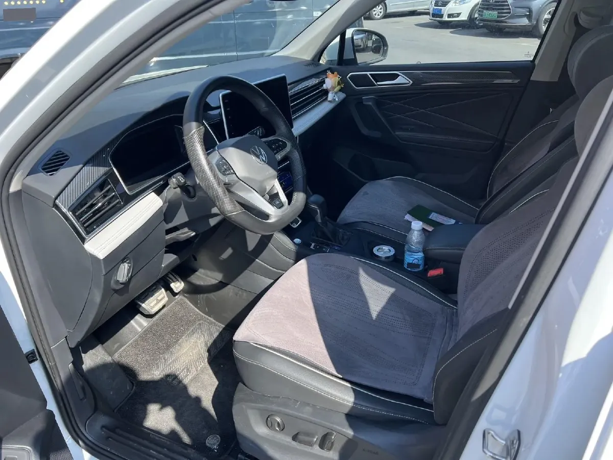 2024 Volkswagen Tiguan L 2.0T 186HP L4 7DCT,autocango,china used car exporter,china ev exporter,chinese used car exporter,chinese used ev exporter