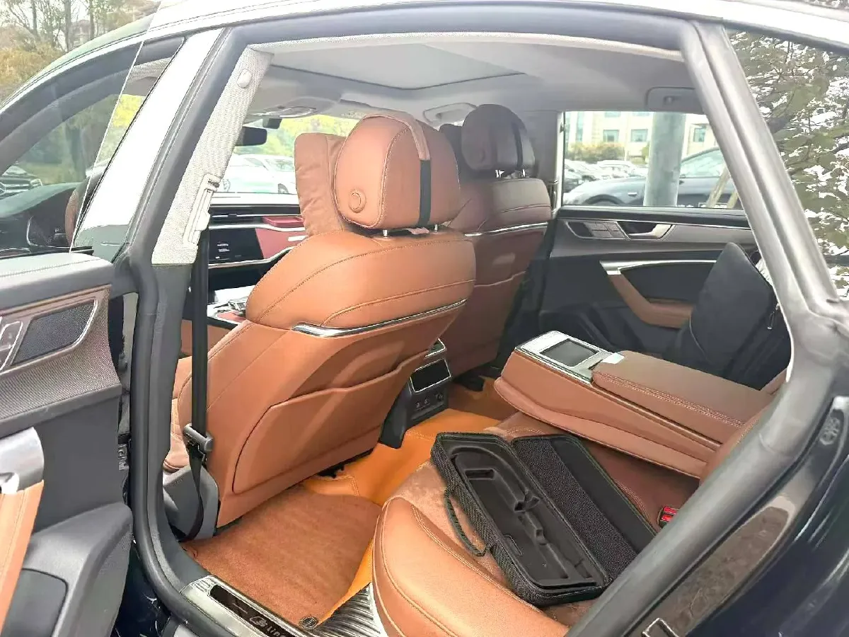 2024 Audi A7L 2.0T 245HP L4 7DCT,autocango,china used car exporter,china ev exporter,chinese used car exporter,chinese used ev exporter