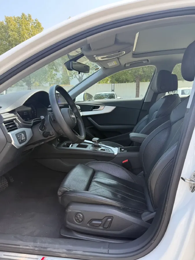 2023 Audi A4L 2.0T 190HP L4 7DCT,autocango,china used car exporter,china ev exporter,chinese used car exporter,chinese used ev exporter