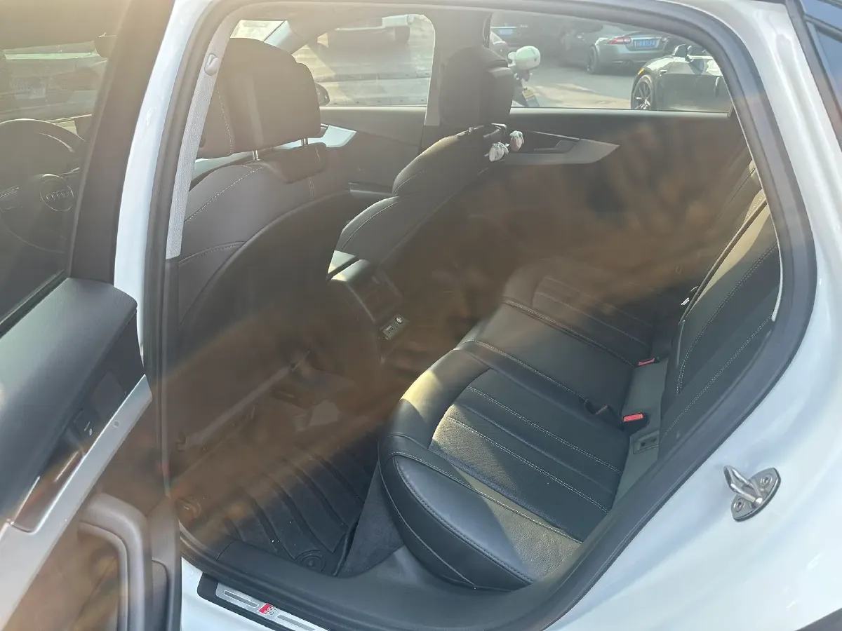 2022 Audi A4L 2.0T 190HP L4 7DCT,autocango,china used car exporter,china ev exporter,chinese used car exporter,chinese used ev exporter