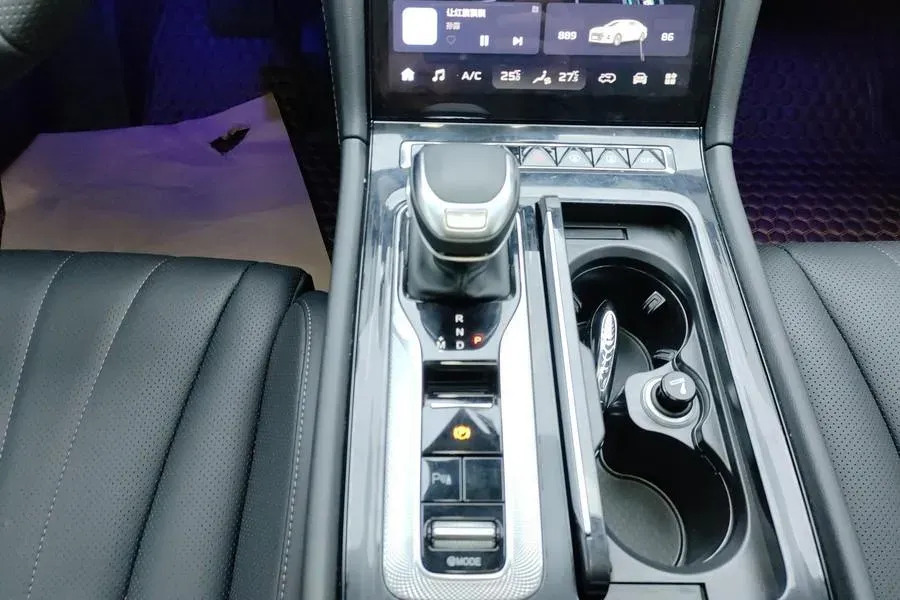 2024 HongQi H5 2.0T 224HP L4 8AT,autocango,china used car exporter,china ev exporter,chinese used car exporter,chinese used ev exporter