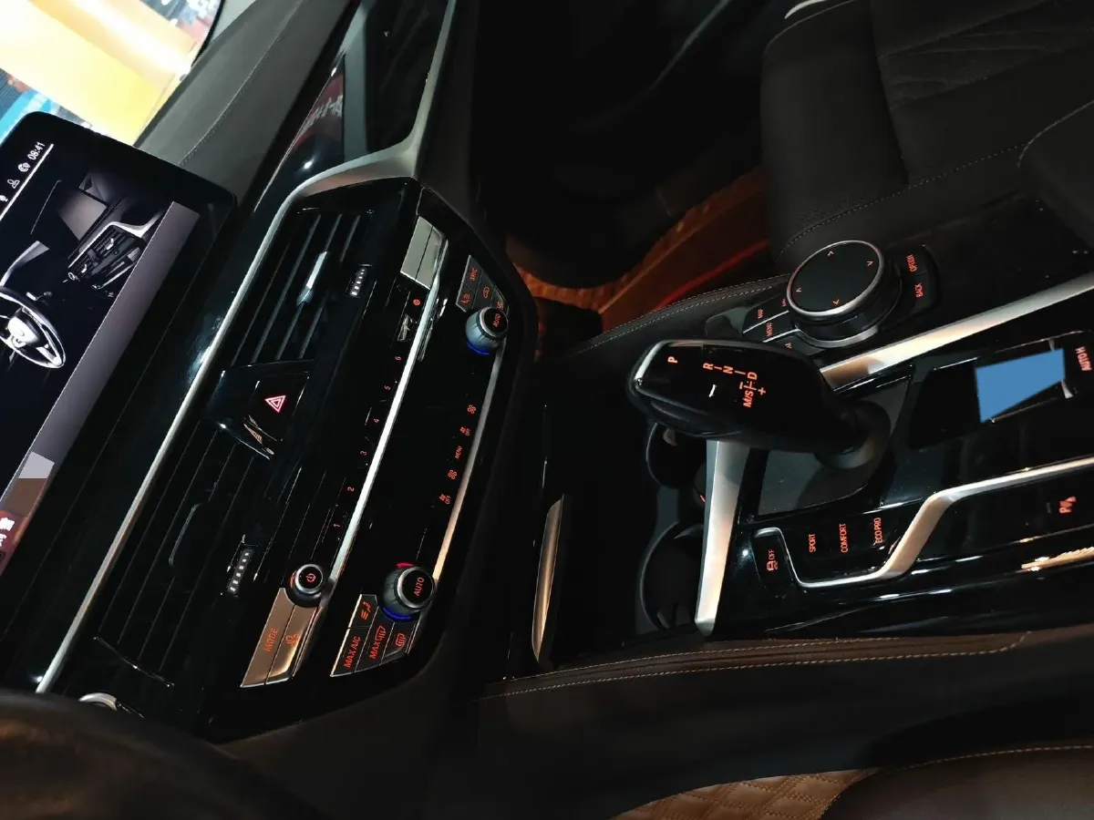 2022 BMW 5 Series 2.0T 245HP L4 8AT,autocango,china used car exporter,china ev exporter,chinese used car exporter,chinese used ev exporter