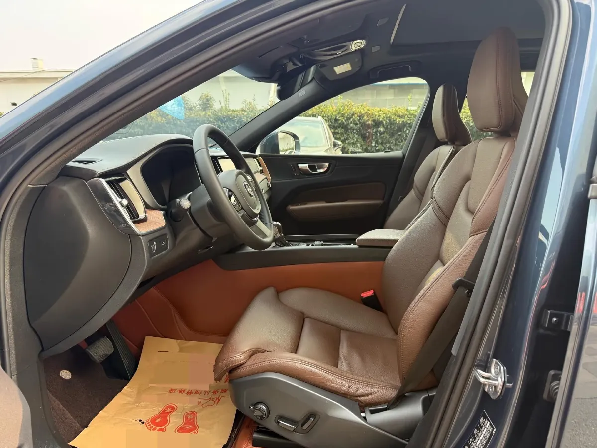 2021 Volvo XC60 2.0T 250HP L4 8AT,autocango,china used car exporter,china ev exporter,chinese used car exporter,chinese used ev exporter