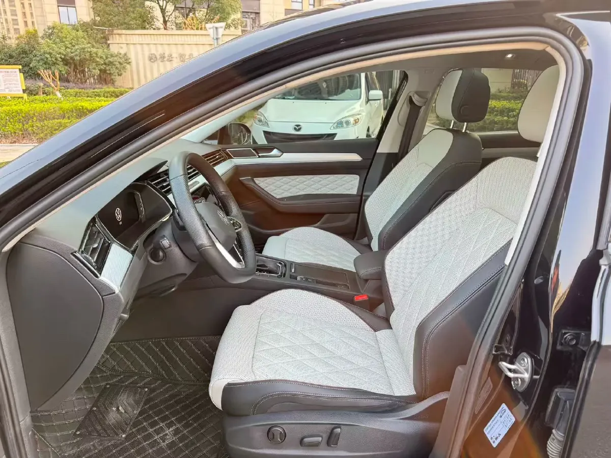 2025 Volkswagen Magotan 2.0T 186HP L4 7DCT,autocango,china used car exporter,china ev exporter,chinese used car exporter,chinese used ev exporter