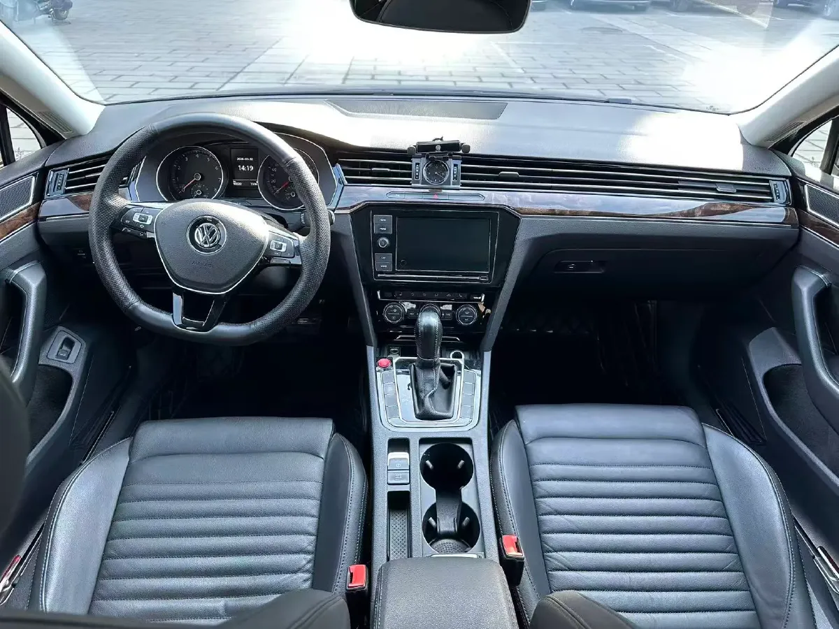 2019 Volkswagen Magotan 2.0T 186HP L4 7DCT,autocango,china used car exporter,china ev exporter,chinese used car exporter,chinese used ev exporter