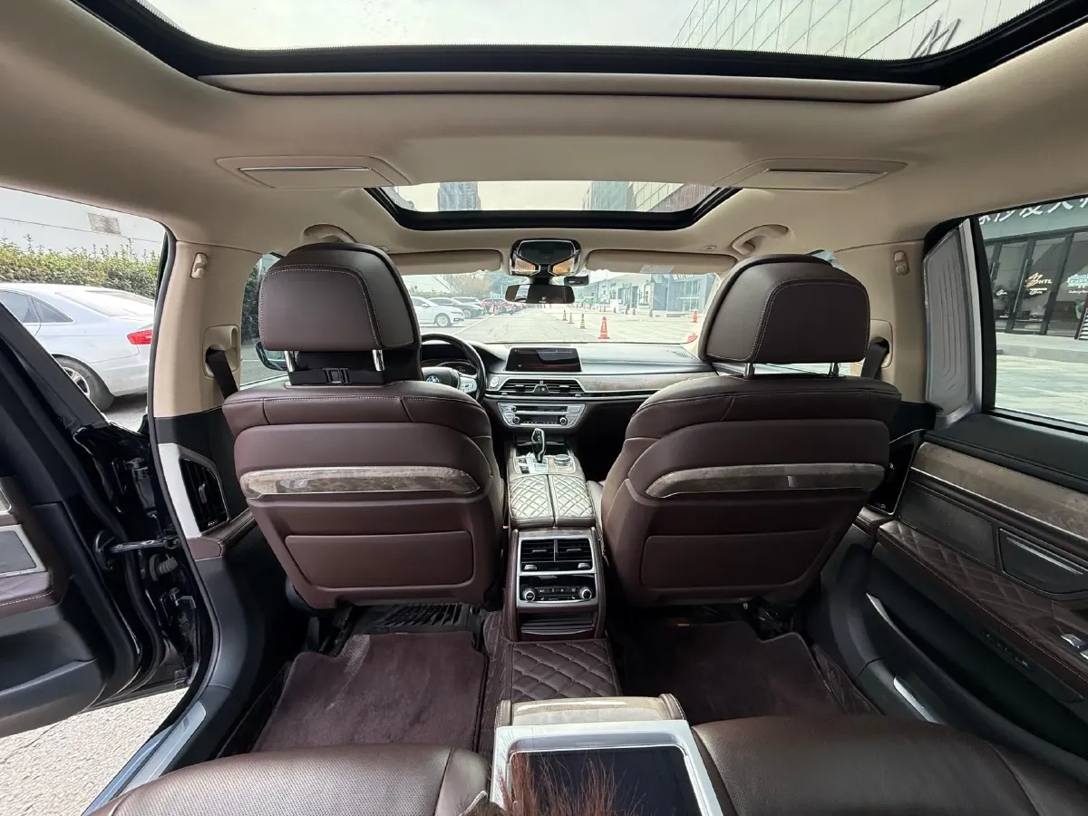 2021 BMW 7 Series 3.0T 340HP L6 8AT,autocango,china used car exporter,china ev exporter,chinese used car exporter,chinese used ev exporter