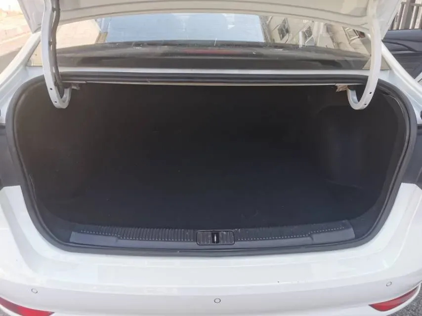 2020 Roewe i5 1.5L 120HP L4 CVT,autocango,china used car exporter,china ev exporter,chinese used car exporter,chinese used ev exporter