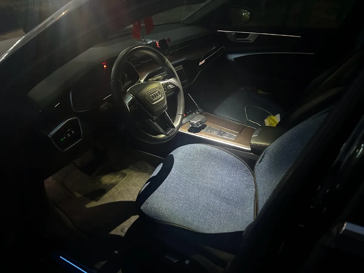 2023 Audi A6L 2.0T 245HP L4 7DCT,autocango,china used car exporter,china ev exporter,chinese used car exporter,chinese used ev exporter