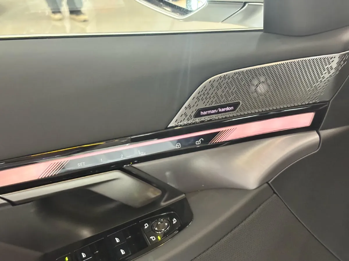 2026 BMW 5 Series 2.0T 258HP L4 8AT,autocango,china used car exporter,china ev exporter,chinese used car exporter,chinese used ev exporter