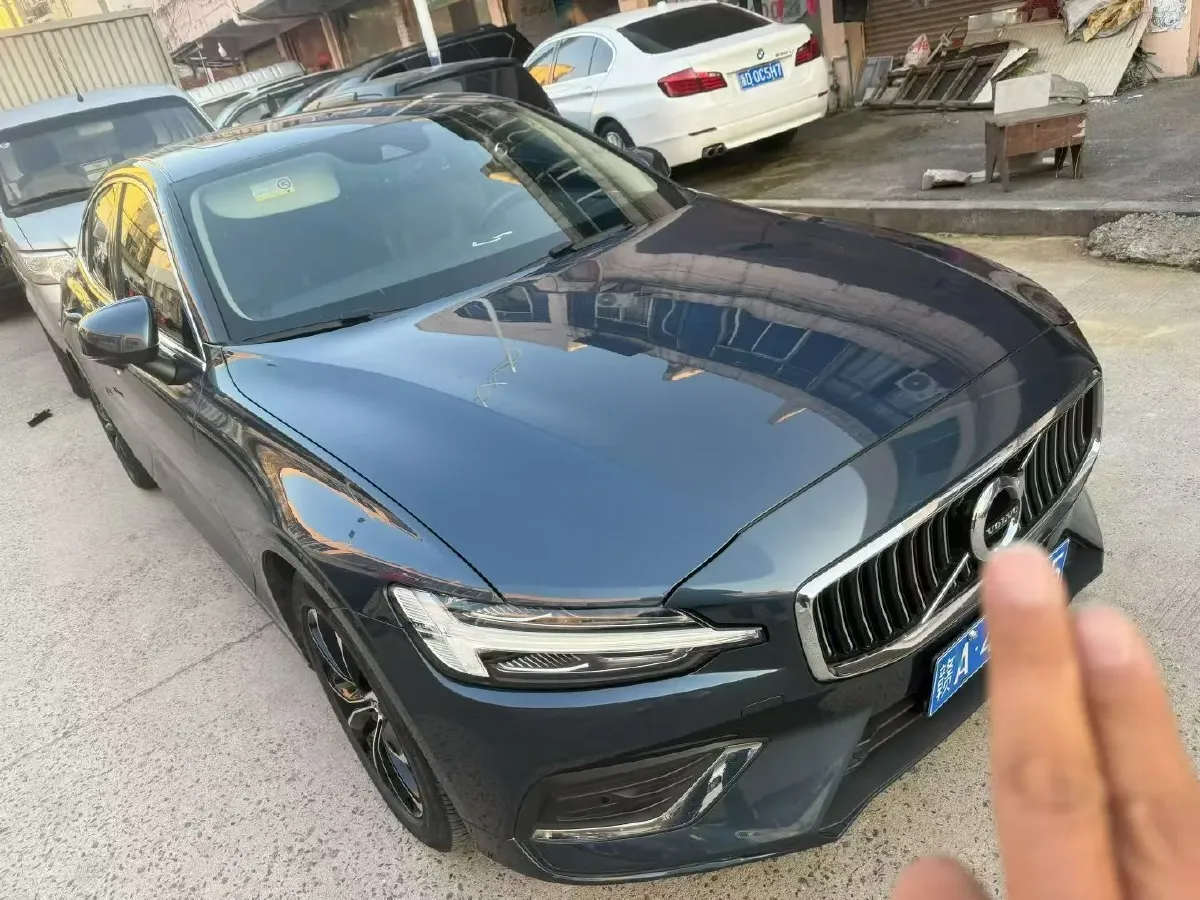 2022 Volvo S60 2.0T 197HP L4 8AT,autocango,china used car exporter,china ev exporter,chinese used car exporter,chinese used ev exporter