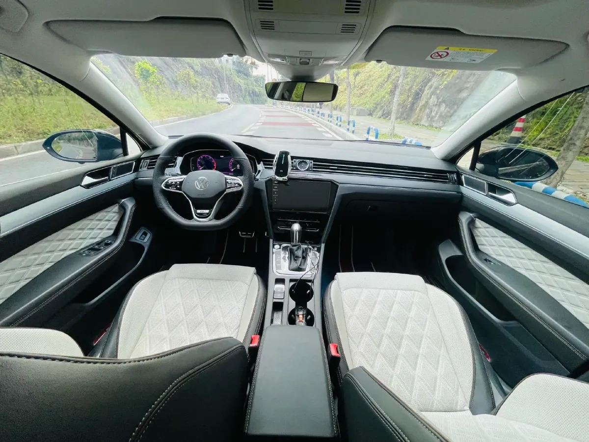 2024 Volkswagen Magotan 2.0T 186HP L4 7DCT,autocango,china used car exporter,china ev exporter,chinese used car exporter,chinese used ev exporter