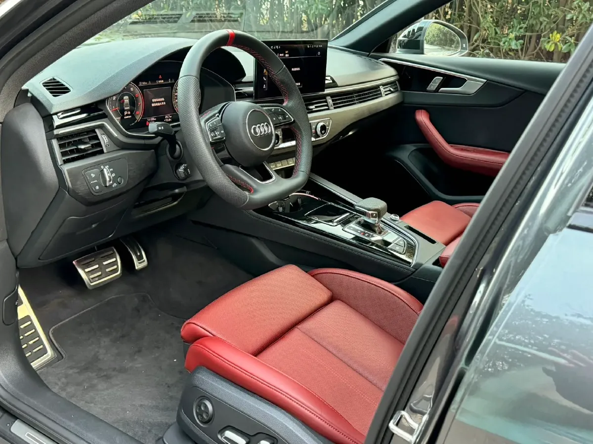 2025 Audi A4L 2.0T 190HP L4 7DCT,autocango,china used car exporter,china ev exporter,chinese used car exporter,chinese used ev exporter