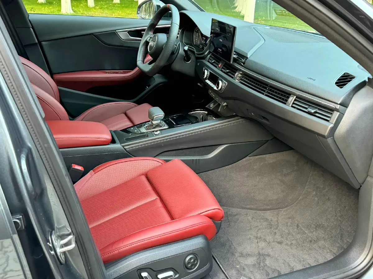 2025 Audi A4L 2.0T 190HP L4 7DCT,autocango,china used car exporter,china ev exporter,chinese used car exporter,chinese used ev exporter