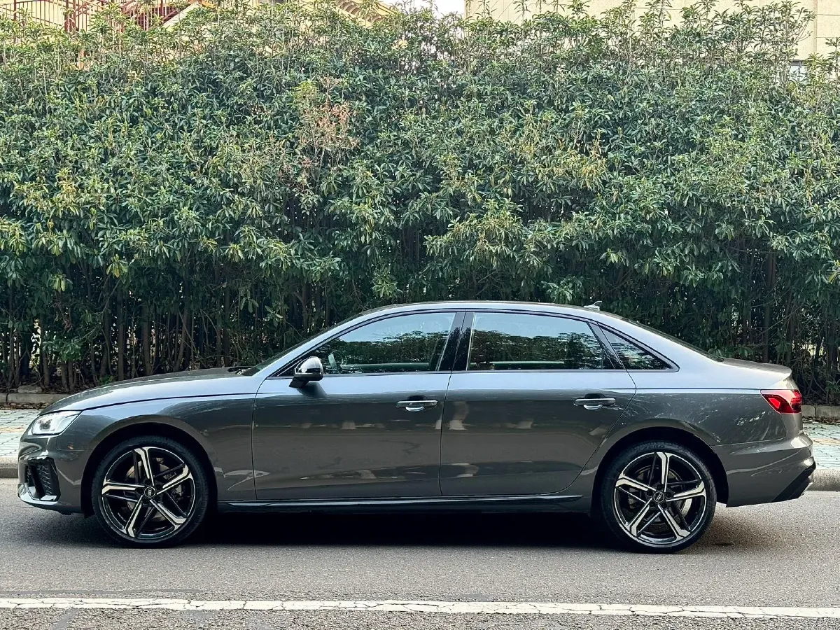 2025 Audi A4L 2.0T 190HP L4 7DCT,autocango,china used car exporter,china ev exporter,chinese used car exporter,chinese used ev exporter