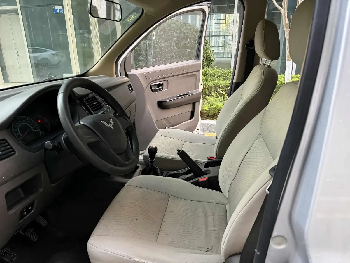 2019 WuLing RongGuang V 1.5L 99HP L4 6MT,autocango,china used car exporter,china ev exporter,chinese used car exporter,chinese used ev exporter