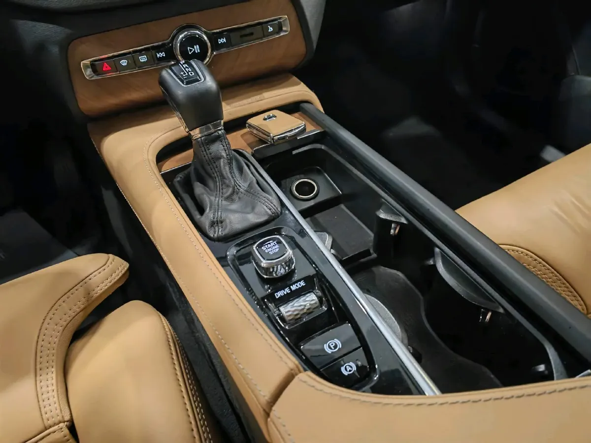 2019 Volvo XC90 2.0T 320HP L4 8AT,autocango,china used car exporter,china ev exporter,chinese used car exporter,chinese used ev exporter