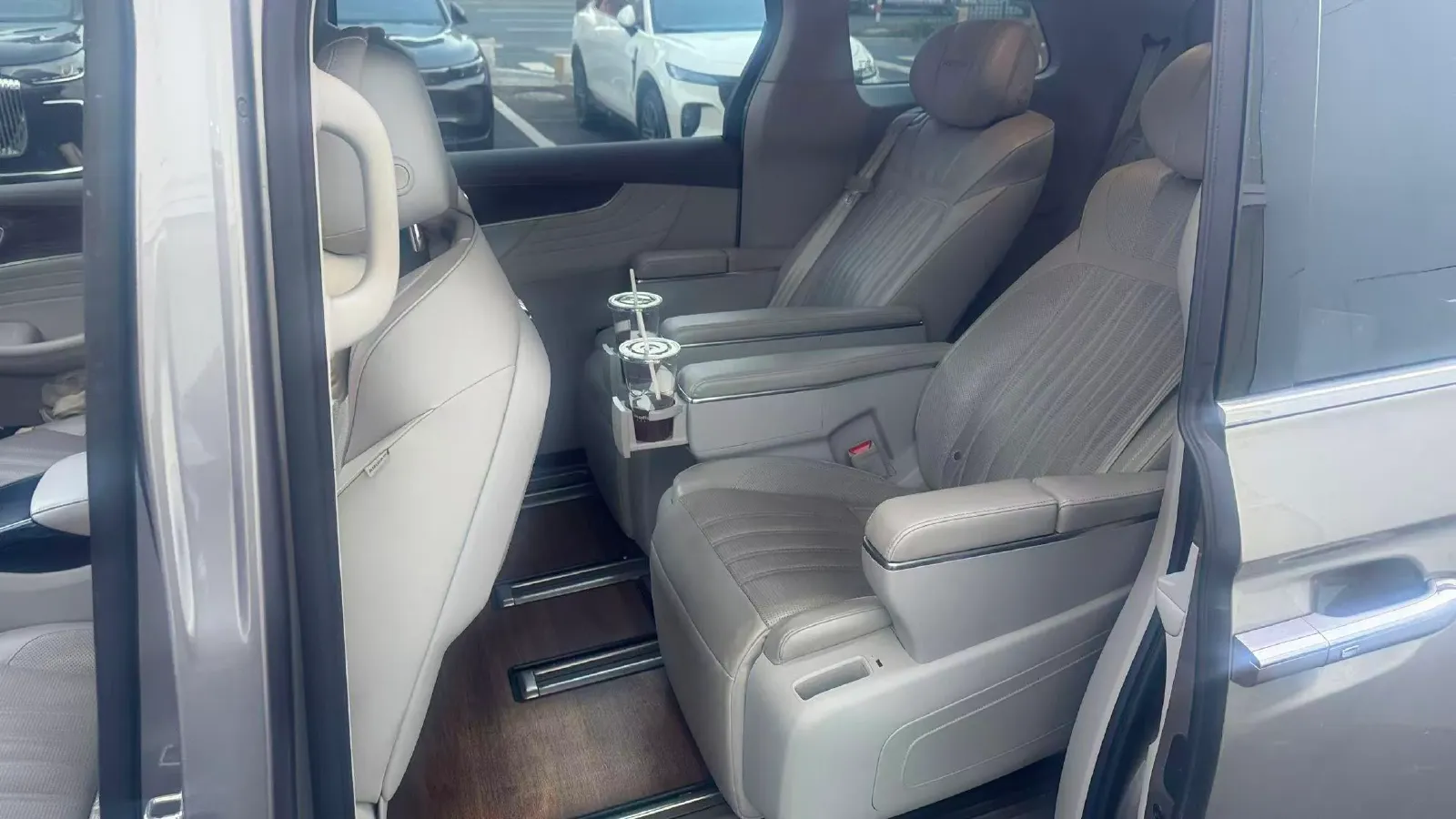 2023 Roewe iMAX8 2.0T 234HP L4 8AT,autocango,china used car exporter,china ev exporter,chinese used car exporter,chinese used ev exporter