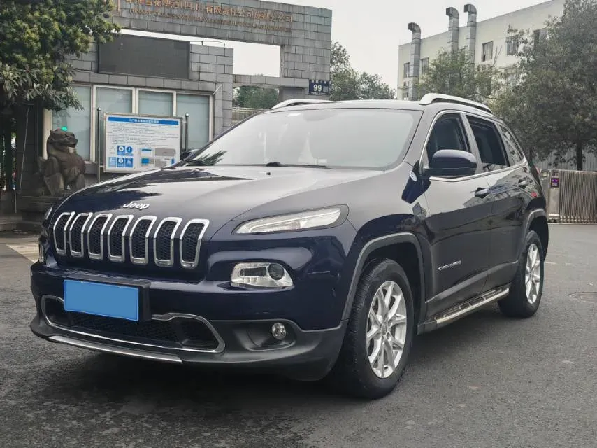 2017 Jeep Cherokee 2.4L 175HP L4 9AT,autocango,china used car exporter,china ev exporter,chinese used car exporter,chinese used ev exporter
