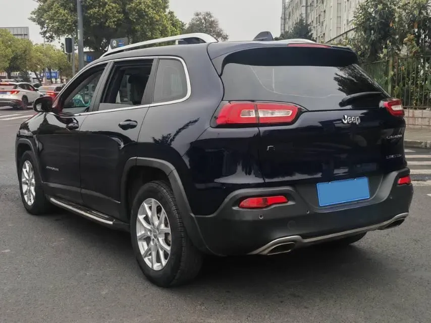 2017 Jeep Cherokee 2.4L 175HP L4 9AT,autocango,china used car exporter,china ev exporter,chinese used car exporter,chinese used ev exporter