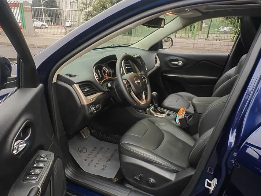 2017 Jeep Cherokee 2.4L 175HP L4 9AT,autocango,china used car exporter,china ev exporter,chinese used car exporter,chinese used ev exporter